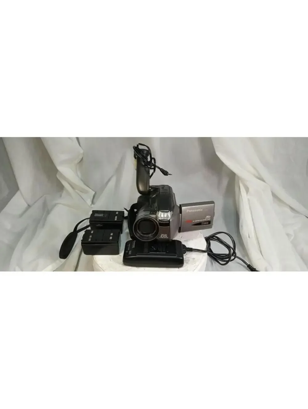 Panasonic PV-L678 Palmcorder Palmsight VHS-C Camcorder 23x Zoom Pre-Owned